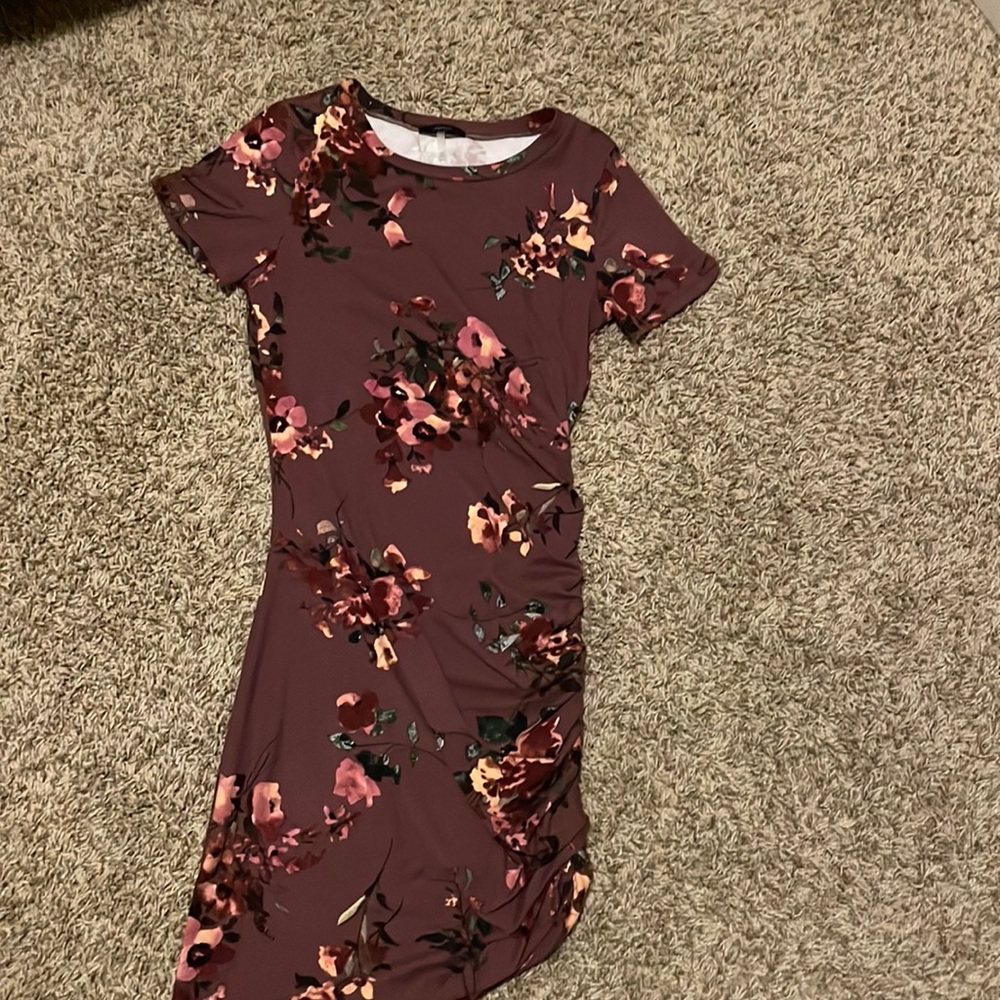 Tight short sleeve dress with sinched side